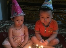 Hai bé sững sờ trước chiếc bánh sinh nhật mẹ làm