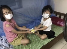 Bố mất vì Covid-19, hai con tự chăm nhau trong khu cách ly