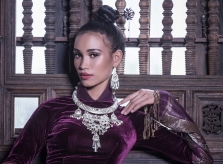 H'Ăng Niê khoe dáng với áo dài gam trầm