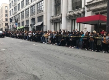 Hàng trăm fan xếp hàng từ đêm trên phố chờ gặp Kylie Jenner