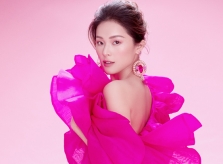 Hạ Vy khoe dáng cùng trang phục hồng đủ sắc độ