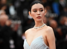 Người tình của con trai 'vua sòng bạc Macau' mặc hở eo ở Cannes
