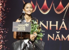 H'Hen Niê giành giải Mỹ nhân của năm