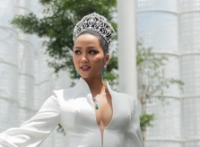 H'Hen Niê mặc hở vòng một, đọ sắc cùng dàn hoa hậu