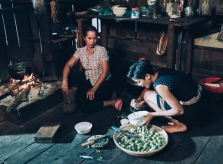 Ảnh giản dị của H'Hen Niê và mẹ gây sốt trong cộng đồng quốc tế