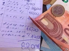 Du khách choáng váng nhận hóa đơn 92 USD cho 8 cốc nước ngọt