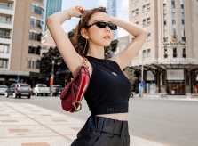Hoa hậu Huỳnh Vy phối đồ thể thao cùng túi hiệu