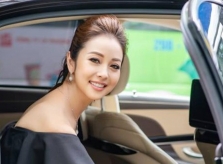 Hoa hậu Jennifer Phạm tái xuất khoe vai trần quyến rũ đi siêu xe 14 tỷ