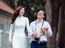 Hoa hậu Khánh Vân dạo phố cùng bố