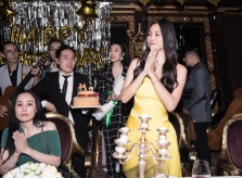 Hoa hậu Tiểu Vy khóc khi đón sinh nhật tuổi 19 bên mẹ