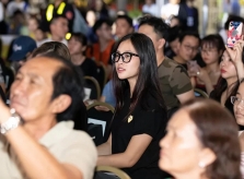 Hoa hậu Tiểu Vy để mặt mộc đi xem 'Người đẹp biển'