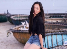 Phong cách thời trang đời thường của hoa hậu Tiểu Vy và 2 á hậu