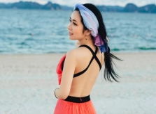 Hoa hậu Vivian Trần khoe lưng trần trên bờ biển