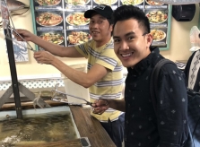 Hoài Linh sang Mỹ thăm bố mẹ và con trai
