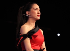 Hòa Minzy bật khóc vì bị chê chọn sai bài khi làm huấn luyện viên