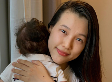 Hoàng Oanh đưa con trai sang Singapore đoàn tụ chồng