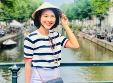 Hoàng Oanh đội nón lá du lịch châu Âu