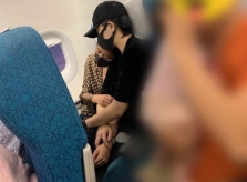 Hoàng Thùy Linh lộ ảnh thân mật với người tình tin đồn trên máy bay đông người