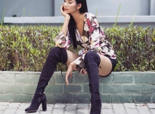 Hoàng Thùy luôn mang boots cao tới đùi giữa mùa hè
