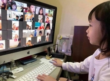Mẹ 'dở khóc dở cười' khi con học online