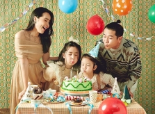 Ảnh sao 17/5: Vợ chồng Hồ Hoài Anh mừng sinh nhật con