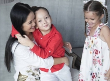 Hồng Nhung: 'Chồng cũ gọi điện hỏi thăm con hàng ngày'