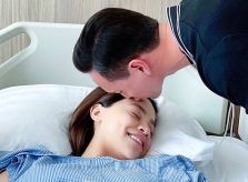 Hồ Ngọc Hà được Kim Lý hôn sau sinh