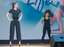 Hồ Ngọc Hà chạy show cả tối cùng mẹ