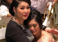 Con gái NSND Hồng Vân ôm mẹ khóc trong tiệc cưới
