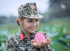 Hot girl thiếu úy đặc công 'gây thương nhớ' với bộ ảnh bên hồ sen