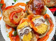 Hột vịt lộn lăn bột chiên giòn ở Sài Gòn