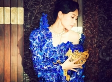 Sắc vóc 'Thánh Cô' Hứa Tình tuổi 50