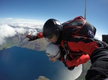 Hương Giang Idol ám ảnh khi nhảy dù từ 4.500 m ở New Zealand