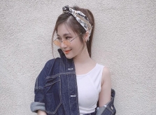 Bỏ style hở hang, Hương Tràm ăn mặc cá tính khi du học Mỹ