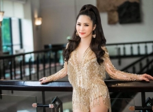 Mặc đồ tua rua quần ngắn 2cm, Hương Tràm gợi cảm không đối thủ