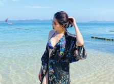 Huyền My du lịch biển hai tháng ba lần