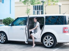 Huyền My ngồi 'xế lạ' 2 tỷ đồng đi giao lưu với sinh viên