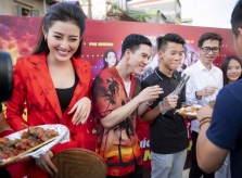 Huyền My xắn quần tham gia thử thách tại sự kiện 'Phố hàng nóng'