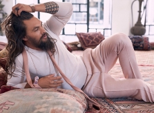 Tài tử 'Aquaman' mê diện màu hồng
