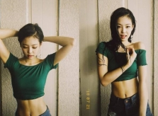 Thời trang khoe vòng eo con kiến của công chúa Kpop mới