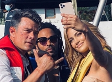 Jennifer Lopez vui vẻ selfie với đồng nghiệp nam sau hủy hôn