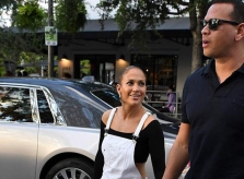 Jennifer Lopez trẻ đẹp bên bạn trai kém tuổi