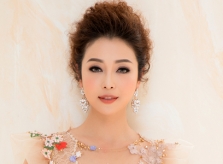 Jennifer Phạm diện váy xuyên thấu tôn dáng