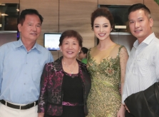 Bố mẹ chồng hiếm hoi xuất hiện cùng Jennifer Phạm