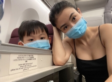 Hoa hậu Julia Hồ đưa con trai về Mỹ