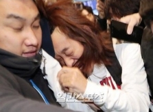 Ca sĩ quay lén video sex bị đánh, giật tóc ở sân bay Hàn