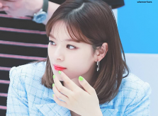 Idol Hàn thích sơn móng tay nổi bật, đối lập makeup 'sương sương'