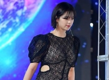 Mỹ nhân TWICE bị 'ném đá' vì mặc váy xuyên thấu, khoét lỗ ở eo