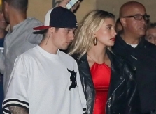 Vợ Justin Bieber mặc váy xẻ quá hông đi ăn tối với chồng