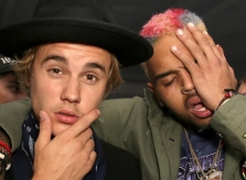 Justin Bieber bị phản đối vì ủng hộ Chris Brown sau cáo buộc hiếp dâm